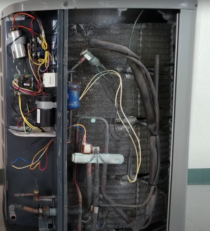 Vue de l'intérieur de l'unité extérieure d'une thermopompe