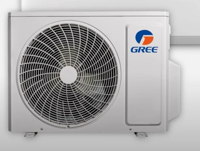 Thermopompe murale GREE Sapphire installée élégamment dans un intérieur moderne