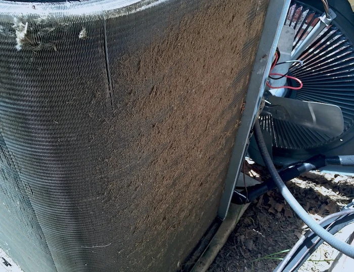 Détail de serpentins d'unité extérieure encrassés, nécessitant un nettoyage urgent