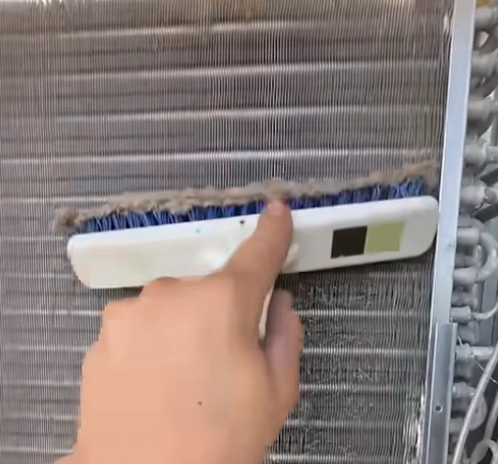 Nettoyage minutieux des ailettes du serpentin avec une brosse douce et adaptée
