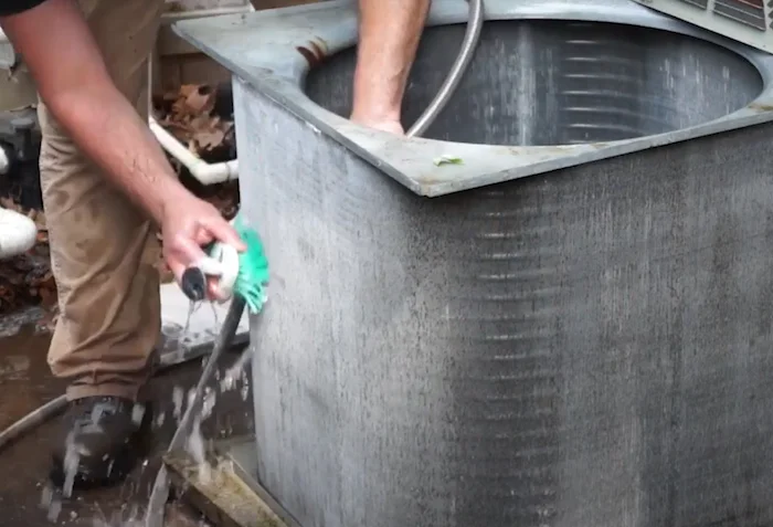 Nettoyage de la poussière à l'intérieur du carter et sur les pales du ventilateur